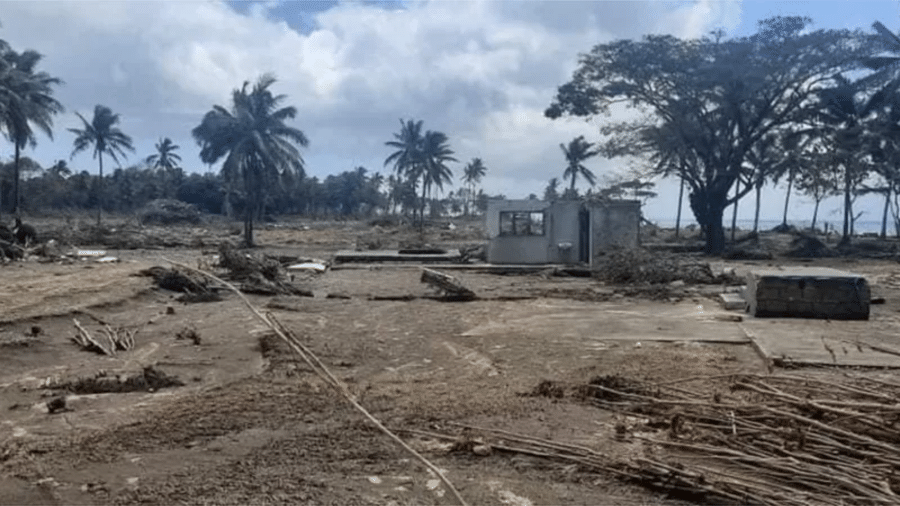 Imagens da costa de Tonga mostram danos a estruturas e árvores após o tsunami - Reprodução/Consulado do Reino de Tonga