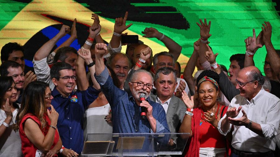O presidente eleito Luiz Inácio Lula da Silva (PT) faz comunicado à nação após apuração dos votos, em São Paulo - NELSON ALMEIDA / AFP