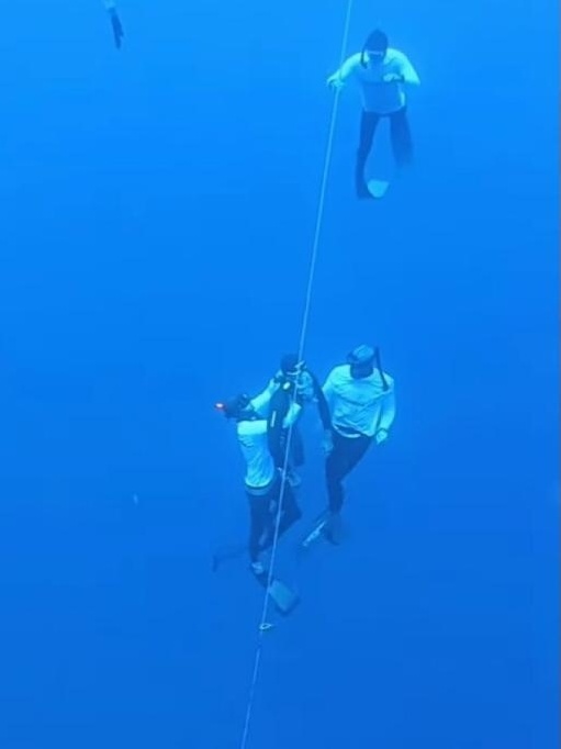 Um mergulhador masculino com equipamento completo na arte de uma linha do  oceano azul