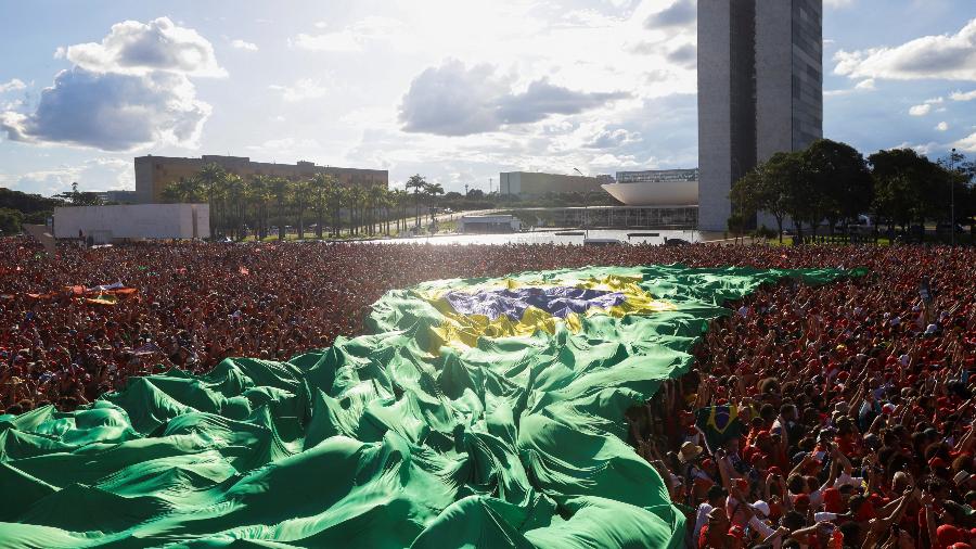Bandeira chamou atenção em meio ao público que acompanhou a posse de Lula em Brasília - Adriano Machado/Reuters