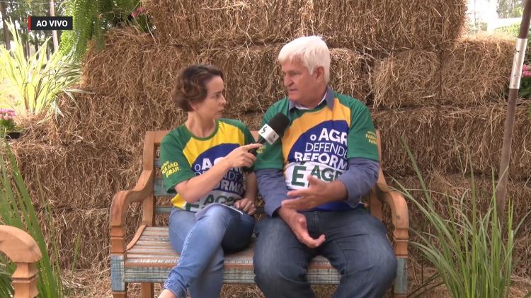 Vestido de apoiador de Bolsonaro, Antonio Galvan dá entrevista ao programa 'Sucesso no Campo'