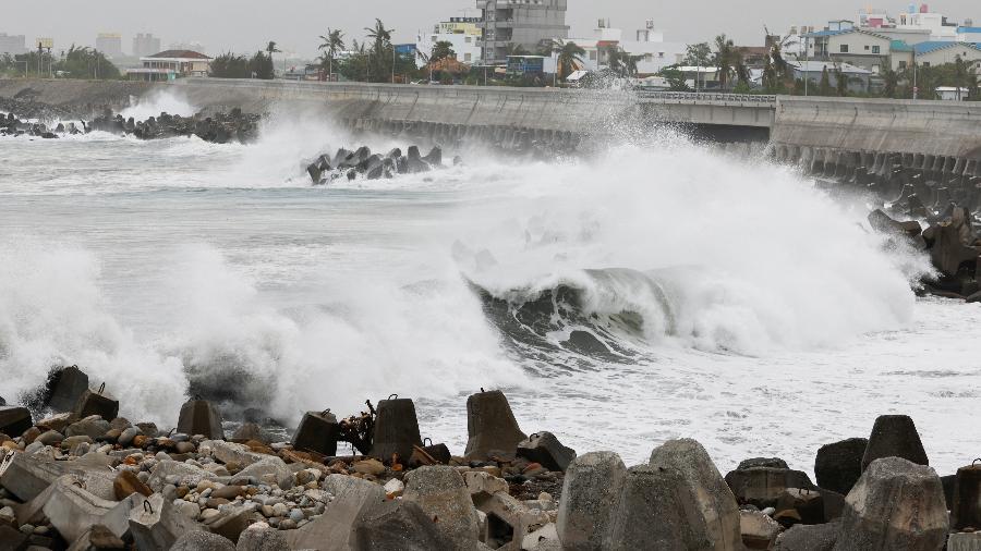 Ondas quebram na costa perto do porto de pesca de Fugang com a aproximação do tufão Koinu, em Taitung, Taiwan, 4 de outubro de 2023
