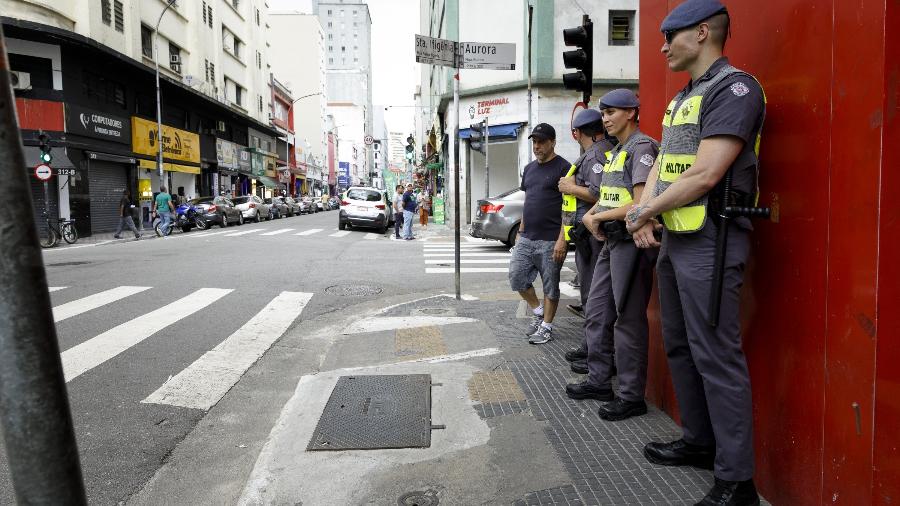 30.01.2024 - Esquina da rua Santa Ifigênia com a rua Aurora, no centro de São Paulo. Região teve policiamento reforçado após saque a loja