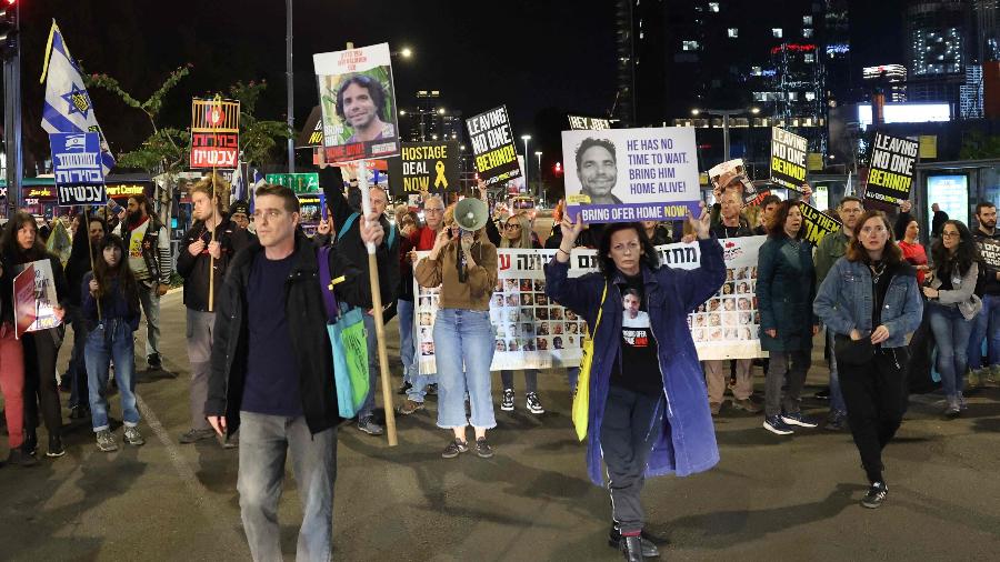 9.mar.2024 - Manifestantes carregam cartazes durante uma manifestação em Tel Aviv, em Israel. Ato foi convocado por familiares de reféns israelenses mantidos em Gaza