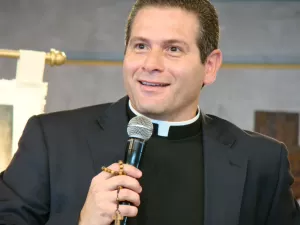 Padre Paciolli é denunciado pela segunda vez por importunação sexual no RJ