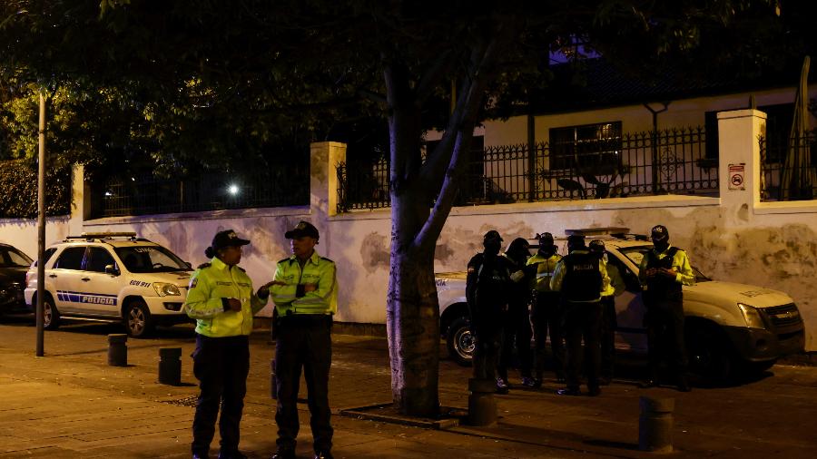 Policiais do Equador em frente à embaixada do México em Quito, que foi invadida para a prisão do ex-vice-presidente equatoriano Jorge Glas