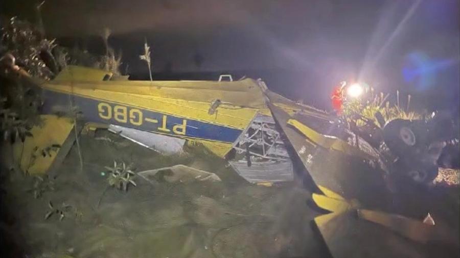 Piloto fica preso às ferragens após avião cair em Uberlândia