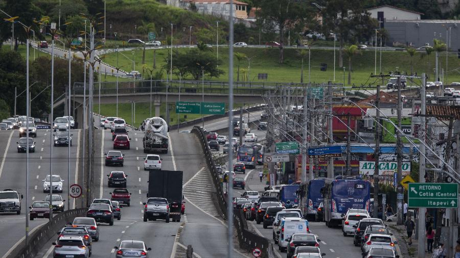 Movimentação na rodovia Raposo Tavares - Adriano Vizoni/Folhapress