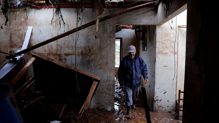 Jorge Antonio Ferreira, 60, caminha em um quarto de sua casa danificada pelas enchentes do rio Taquari em Arroio do Meio