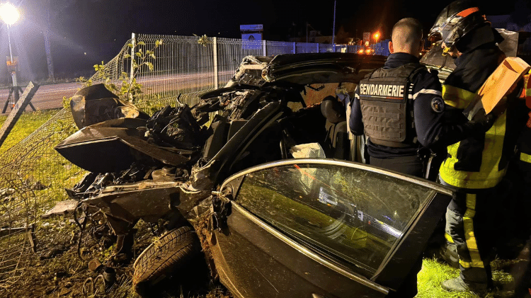 Carro aparece destruído em imagens 