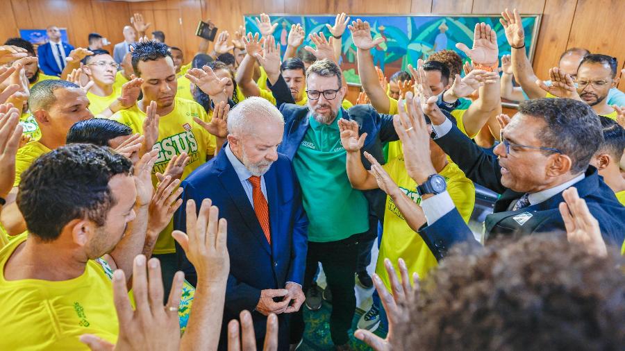 Lula durante sanção de Lei do Dia Nacional da Música Gospel; Otoni de Paula está na frente do presidente - Ricardo Stuckert/Reprodução/X