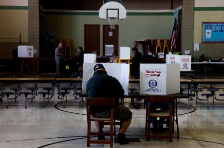 Um homem vota na Grover Cleveland Elementary School durante a eleição presidencial dos EUA de 2024 no dia da eleição em Erie, Pensilvânia