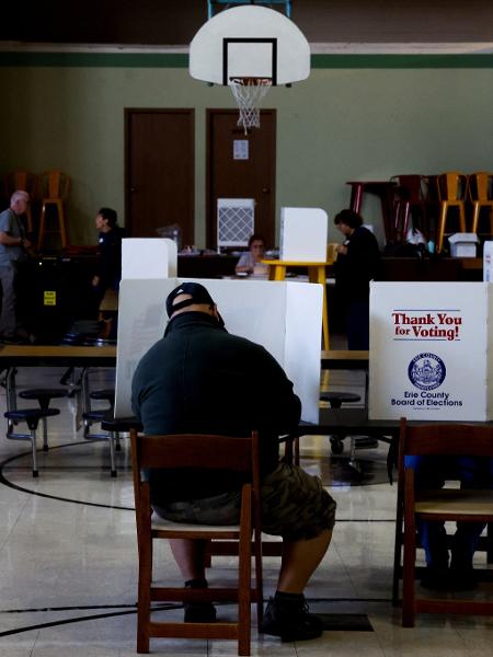 Um homem vota na Grover Cleveland Elementary School durante a eleição presidencial dos EUA de 2024 no dia da eleição em Erie, Pensilvânia