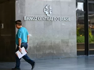 Banco Central eleva juros a 12,25% ao ano e prevê chegar a 14,25% em março