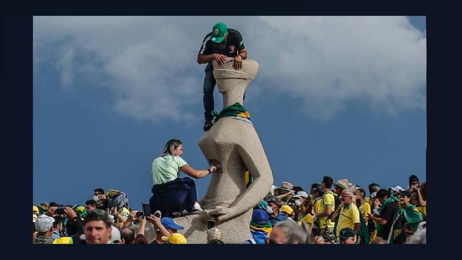 Débora Rodrigues dos Santos picha a estátua "A Justiça", que simboliza o Judiciário e o Supremo, no dia 8 de janeiro de 2023. Apenas batom num pedaço de pedra? Depende de que lado se está da tentativa de golpe. Para os democratas, trata-se de crime grave Débora Rodrigues dos Santos picha a estátua "A Justiça", que simboliza o Judiciário e o Supremo, no dia 8 de janeiro de 2023. Apenas batom num pedaço de pedra? Depende de que lado se está da tentativa de golpe. Para os democratas, trata-se de crime grave