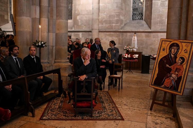 O presidente português Marcelo Rebelo de Sousa participa de uma missa em homenagem ao falecido Papa Francisco na catedral de Lisboa O presidente português Marcelo Rebelo de Sousa participa de uma missa em homenagem ao falecido Papa Francisco na catedral de Lisboa