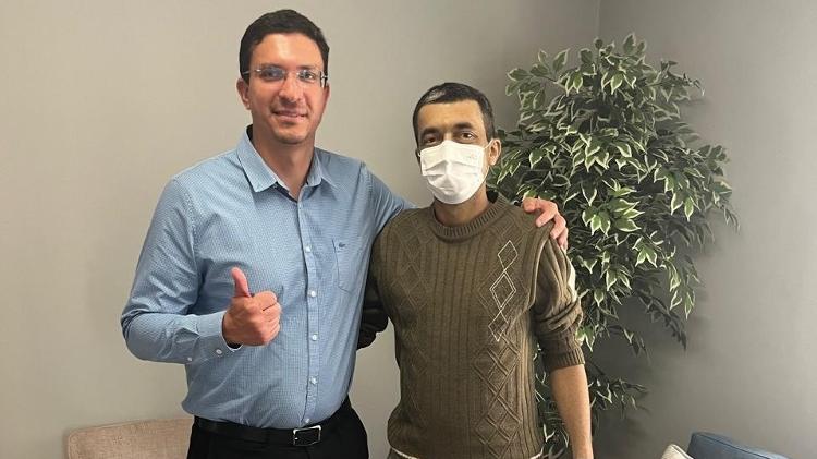 Vagner com o médico Lucas Nacif 2 meses após a cirurgia