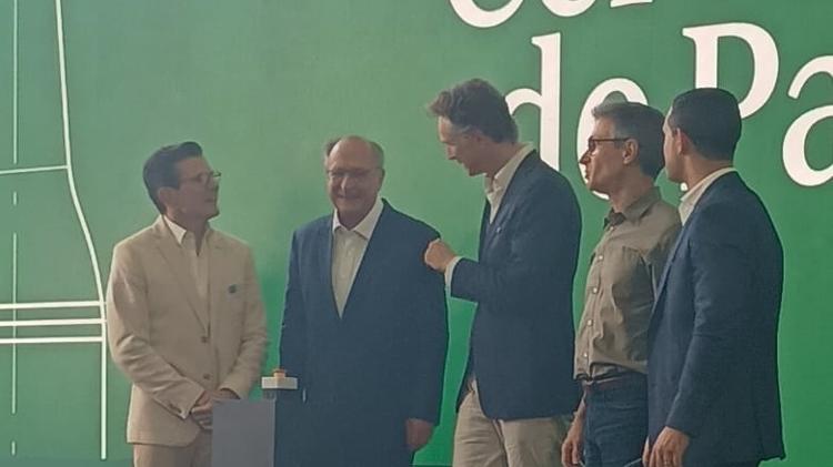 Dolf van den Brink, presidente global da Heineken, entre o vice-presidente Geraldo Alckmin, e o governado de Minas Gerais, Romeu Zema