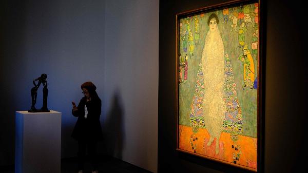 O quadro "Retrato de Elisabeth Lederer", de Gustav Klimt, na Sotheby?s, em Nova York, em 8 de novembro de 2025. A obra foi vendida por US$ 236,4 milhões em 18 de novembro, tornando-se a segunda mais cara já leiloada