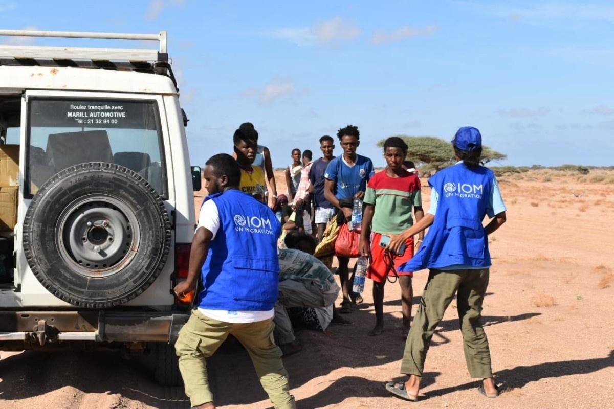 Integrantes da Organização Internacional para as Migrações (OIM) socorrem sobreviventes de naufrágio na costa do Djibuti. Ao menos 109 migrantes morreram, incluindo 15 crianças, e cerca de 116 estão desaparecidos - undefined
