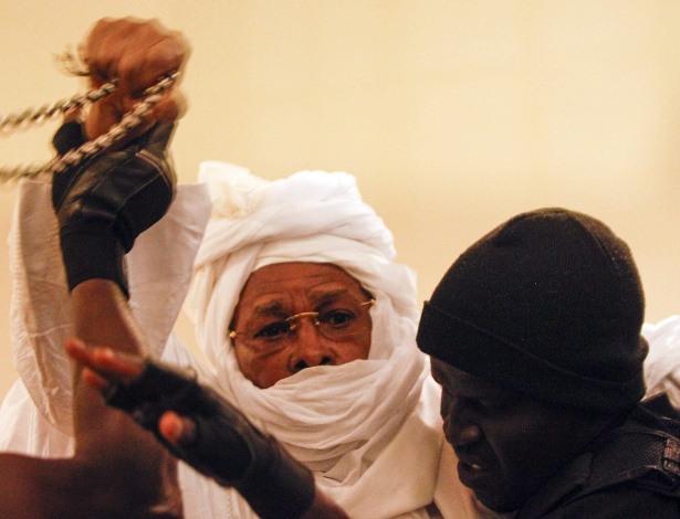 20.jul.2015 - Ex-ditador chadiano Hissène Habré (ao centro) é acusado de 40 mil assassinatos políticas e mais de 200 mil casos de tortura