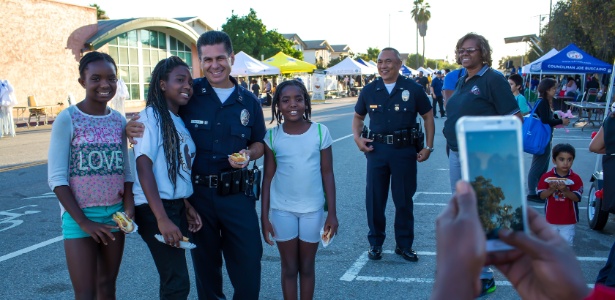 Polícia montou um campeonato de futebol para crianças de 9 a 11 anos e, em seus dias de folga, os policiais servem de técnicos em Watts - Monica Almeida/The New York Times