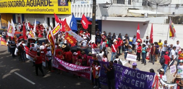 Protesto em Belém tem abraço coletivo e caminhada - Reprodução/Facebook/CUT Pará