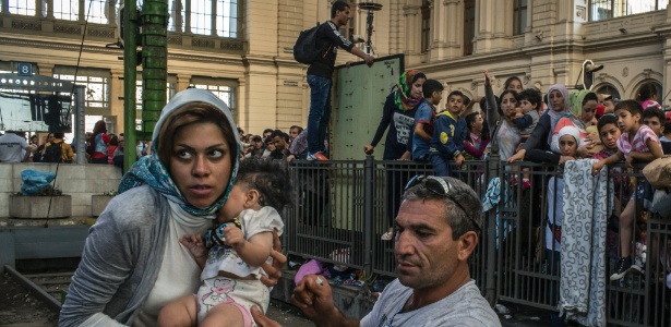 Refugiados tentam embarcar na estação de trem de Budapeste, na Hungria, para a Alemanha - Mauricio Lima/The New York Times