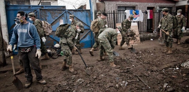 Militares e voluntários limpam a lama e sujeira em Coquimbo, no Chile - Diego Figueroa/EFE