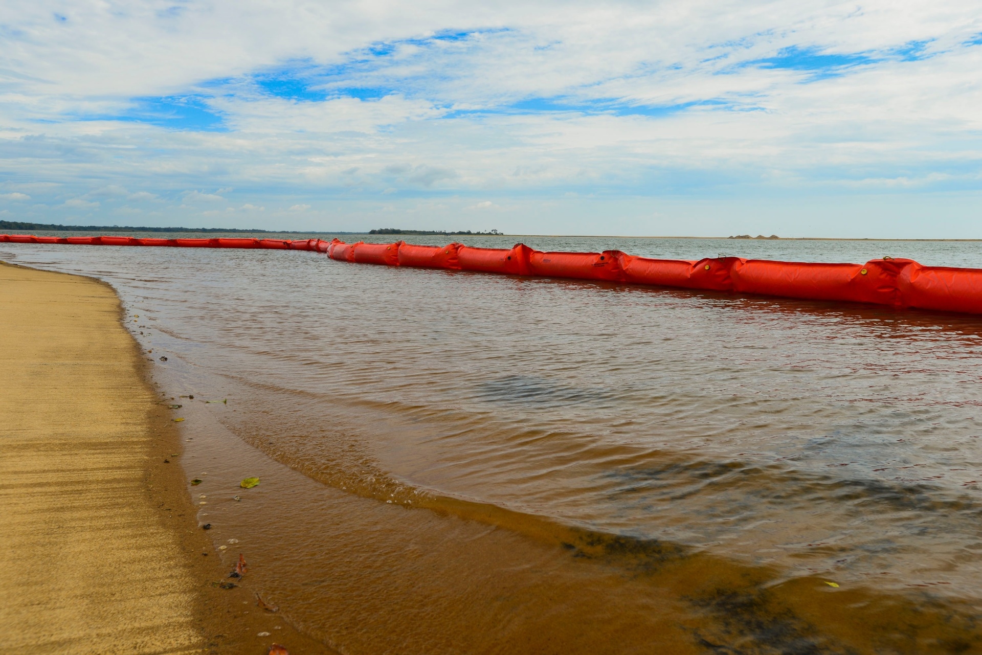 21.nov.2015 - Os cerca de 800 moradores da pequena Regência, distrito de Linhares (ES), localizada na foz do Rio Doce, acompanham com apreensão o caminho do mar de lama que cobriu Mariana (MG) há duas semanas e deve chegar ao local neste fim de semana. Boias estão sendo instaladas pela Samarco, empresa responsável pelas barragens, para tentar conter a lama - Gabriel Lordello/Mosaico Imagem/UOL