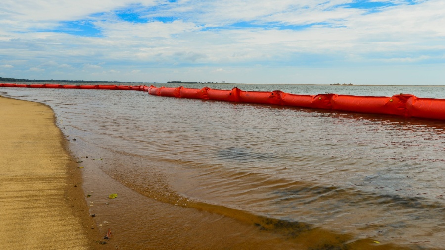 Boias foram utilizadas em praias do Espírito Santo, em 2015, para tentar conter a lama após desastre de Mariana-MG - Gabriel Lordello/Mosaico Imagem/UOL