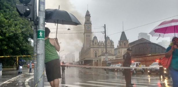 Apesar de forte chuva, homem acompanha incêndio que atingiu o Museu da Língua Portuguesa, em São Paulo - Fernando Couri/UOL