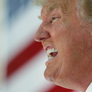 O candidato à Presidência dos Estados Unidos Donald Trump fala durante comício em Nashua - Brian Snyder/Reuters