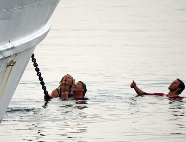 Ativistas pró-imigração tentam segurar âncora de barcos com imigrantes - AFP