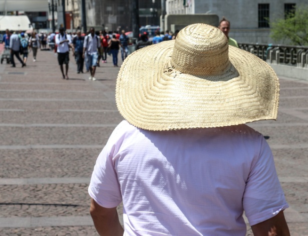 Com 34º de temperatura no centro de São Paulo, pedestre apela para o chapéu de abas largas  - Marcelo S. Camargo/FramePhoto