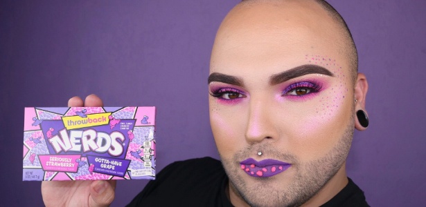 Tim Owens, conhecido como Skelotim nas redes sociais, segura um pacote de doces. Ele se inspira nos pacotes para produzir sua maquiagem - The New York Times