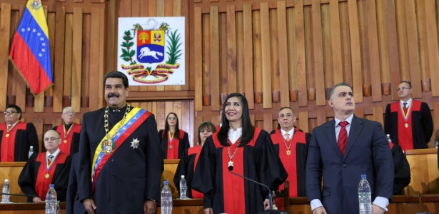 Maduro durante cerimônia no Tribunal Superior da Justiça (TSJ) do país, em fevereiro - Miraflores Palace via REUTERS