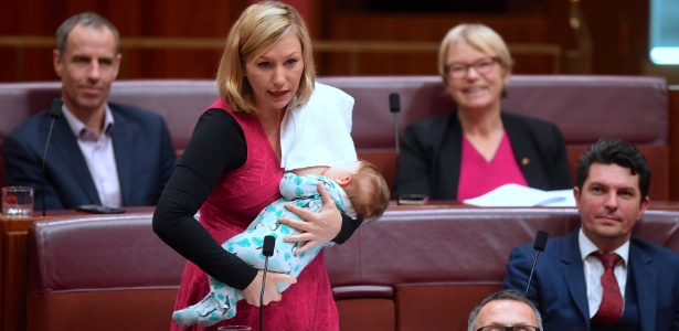 Australiana Larissa Waters amamenta no Senado da Austrália, em junho - AAP/Lukas Coch/via REUTERS