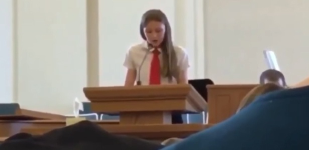 Savannah discursa na igreja pouco antes de ter seu microfone cortado  - Reprodução/YouTube SuchIsLifeVideos