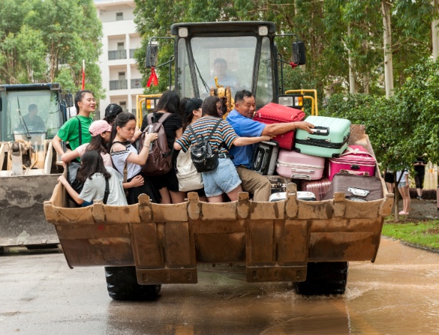 Trator leva estudantes em área inundada de faculdade em Guilin, província de Guangxi, na China - Reuters