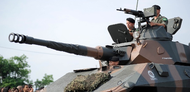 7.set.2017 - Militares participam de desfile da Independência em Porto Alegre - Estadão Conteúdo