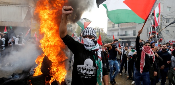 Manifestantes pró-palestinos se reuniram perto da embaixada norte-americana em Awkar - Mohamed Azakir/Reuters