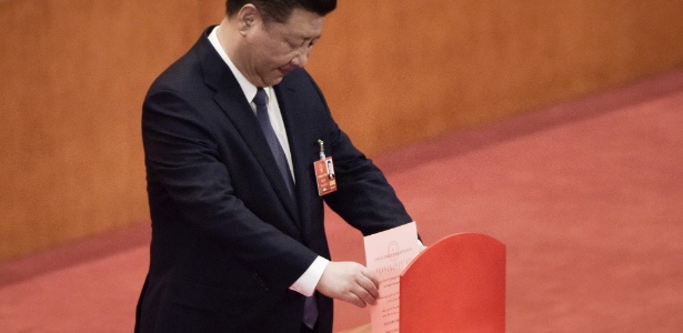 11.mar.2018 - Presidente chinês Xi Jinping deposita seu voto na sessão do Congresso Nacional do Povo  - Fred Dufour/AFP Photo