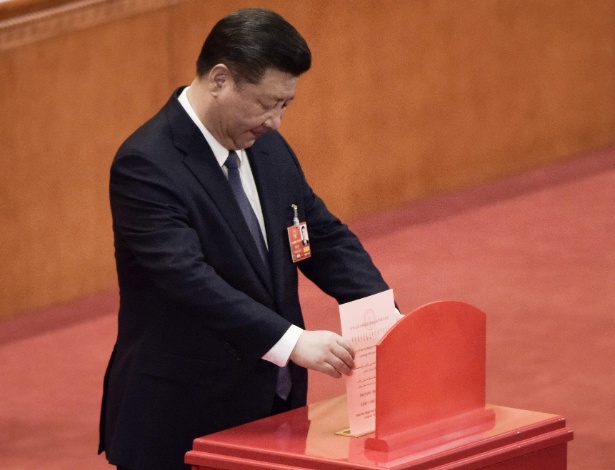 Xi Jinping deposita seu voto na sessão do Congresso Nacional do Povo  - Fred Dufour/AFP Photo