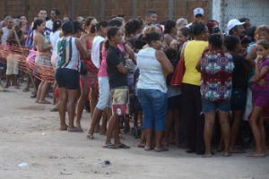 Centenas de moradores se reúnem à porta de Centro Espírita em busca da distribuição de um sopão solidário promovido por voluntários no bairro de Vergel do Lago, em Maceió (AL).  - Beto Macário/UOL - Beto Macário/UOL