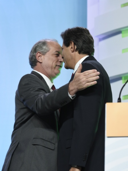 Ciro Gomes e Fernando Haddad se cumprimentam durante debate da TV Aparecida - Thiago Leon