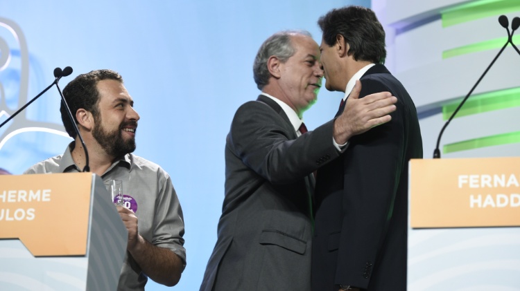 21.set.2018 - Ciro Gomes e Fernando Haddad se cumprimentam durante debate da TV Aparecida 