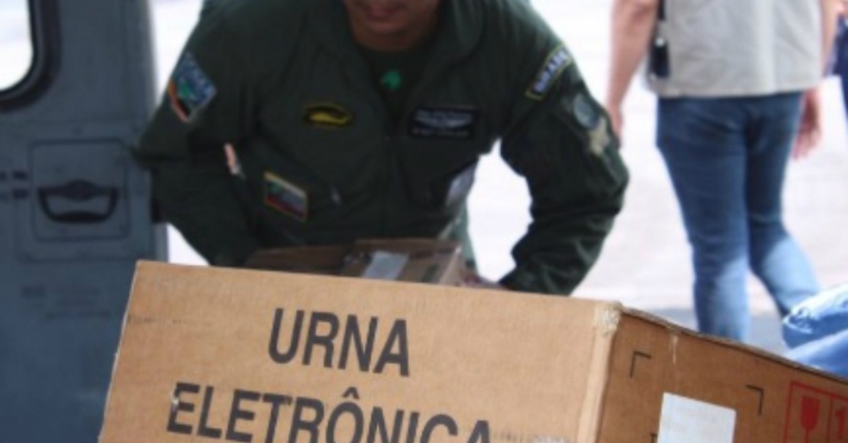 A Força Aérea Brasileira (FAB) realiza o transporte de urnas eletrônicas para as cidades de Manacaparu e Anamã, ambas no Amazonas
