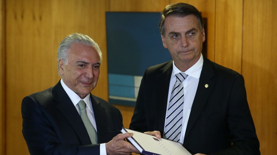 O presidente eleito Jair Bolsonaro (à dir.) e o presidente Michel Temer durante reunião para tratar do processo de transição do governo no palácio do Planalto - Pedro Ladeira/Folhapress
