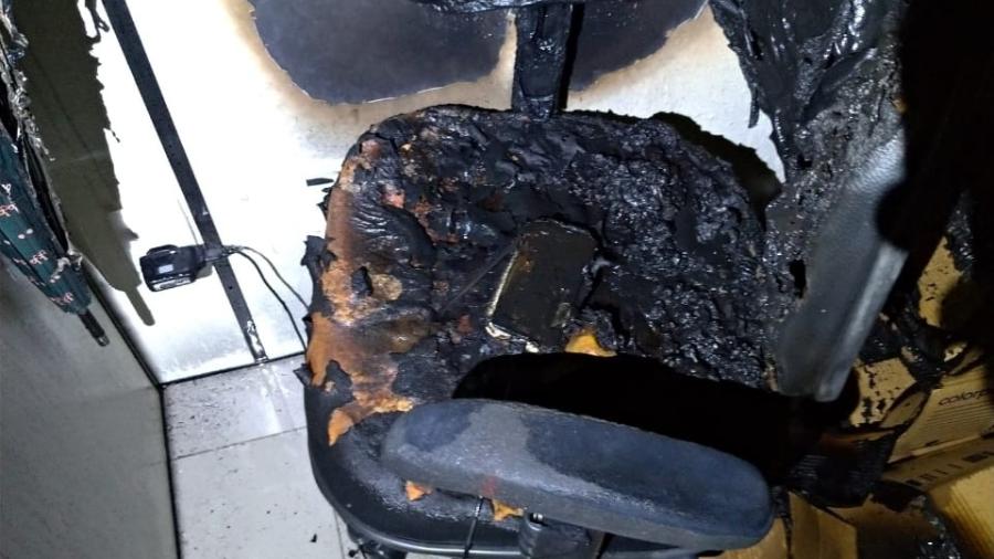 Cadeira de uma sala comercial em Cuiabá é destruída após celular na tomada pegar fogo  - Divulgação/Corpo de Bombeiros do Mato Grosso